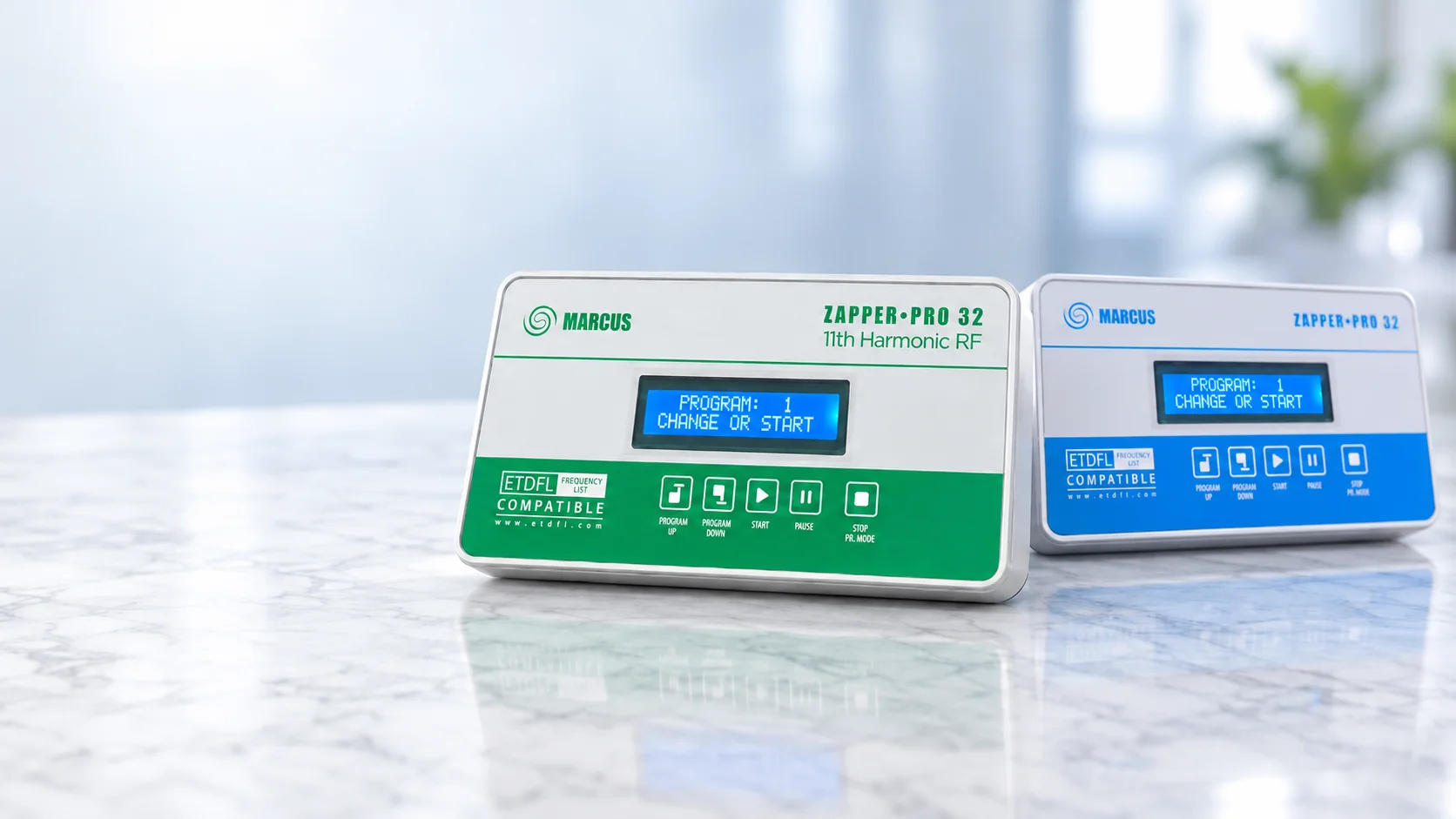 Zapper-Pro 32 11-HRF v zeleni izvedbi spredaj in modri Zapper-Pro 32 zadaj, oba z osvetljenima zaslonoma.